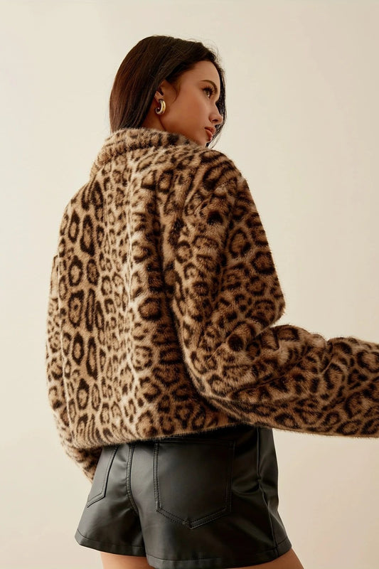 Kurzmantel aus Fleece mit Leopardenmuster und Reverskragen