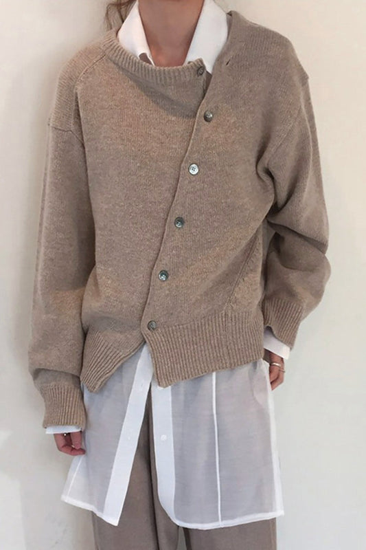 Asymmetrischer Strickpullover mit Rundhalsausschnitt und Knöpfen