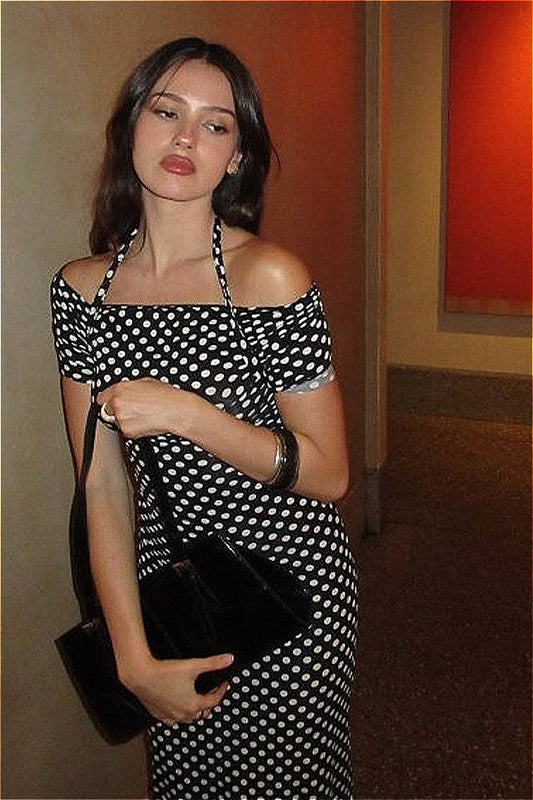 Sexy, gepunktetes Neckholder-Maxikleid mit figurbetontem Schnitt