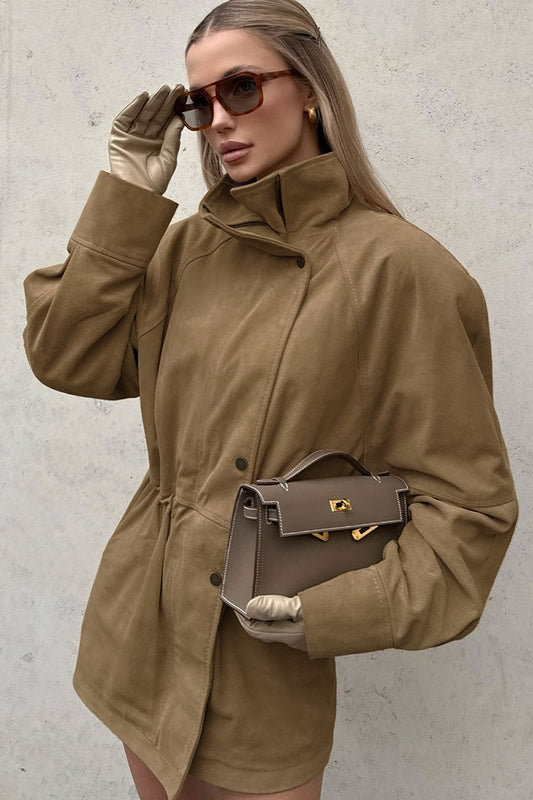 Wildlederjacke mit hohem Kragen und taillierter Taille