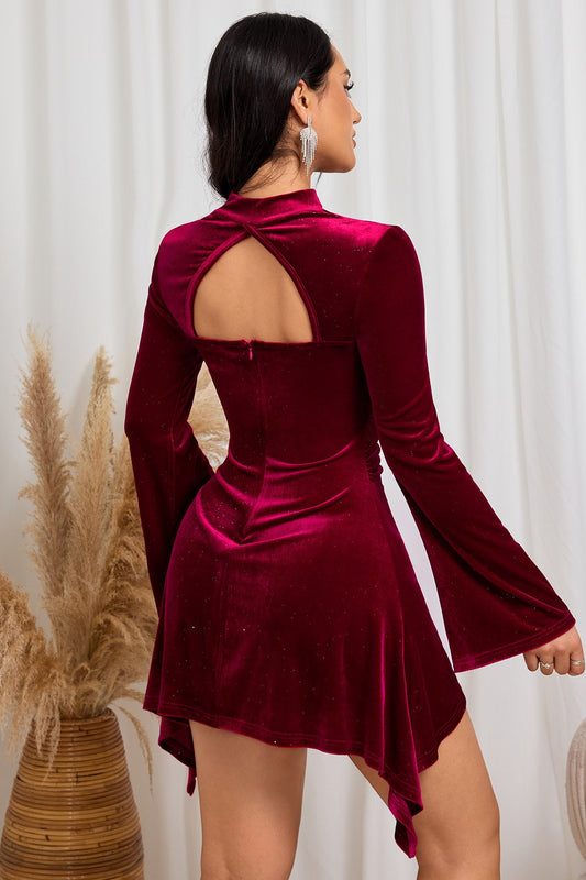 Gerafftes, glänzendes, asymmetrisches Minikleid aus Seide mit Neckholder