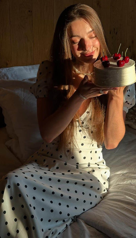 Figurbetontes Maxikleid im französischen Stil mit V-Ausschnitt und Punkten