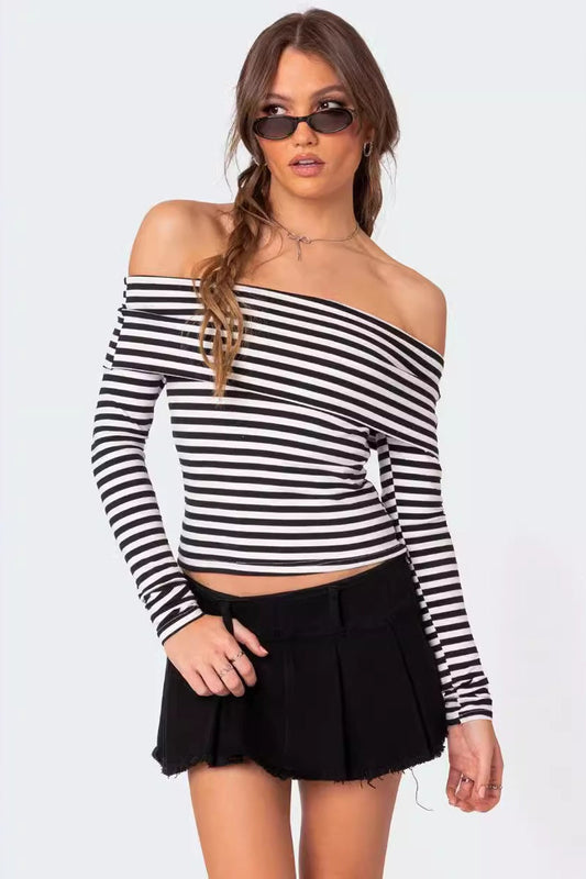 Schmal geschnittenes, gestreiftes Stricktop mit Schlitzkragen