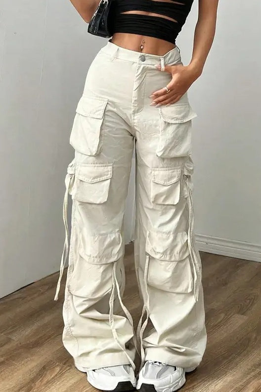 Schwarze Cargohose mit weitem Bein im Y2K-Stil