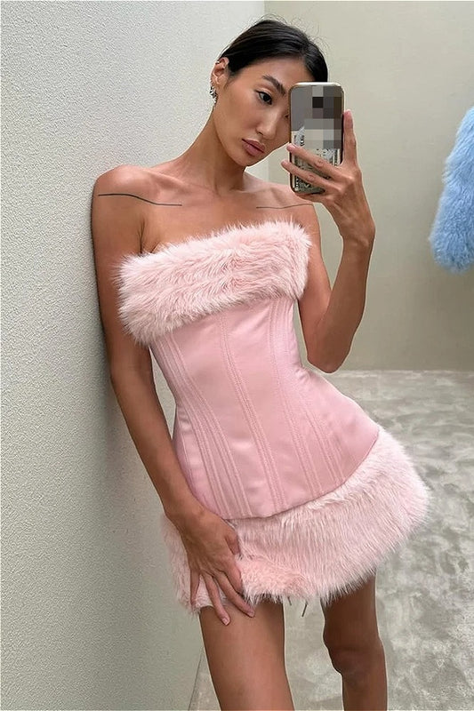 Sexy Minikleid aus flauschigem Stoff mit Bindegürtel
