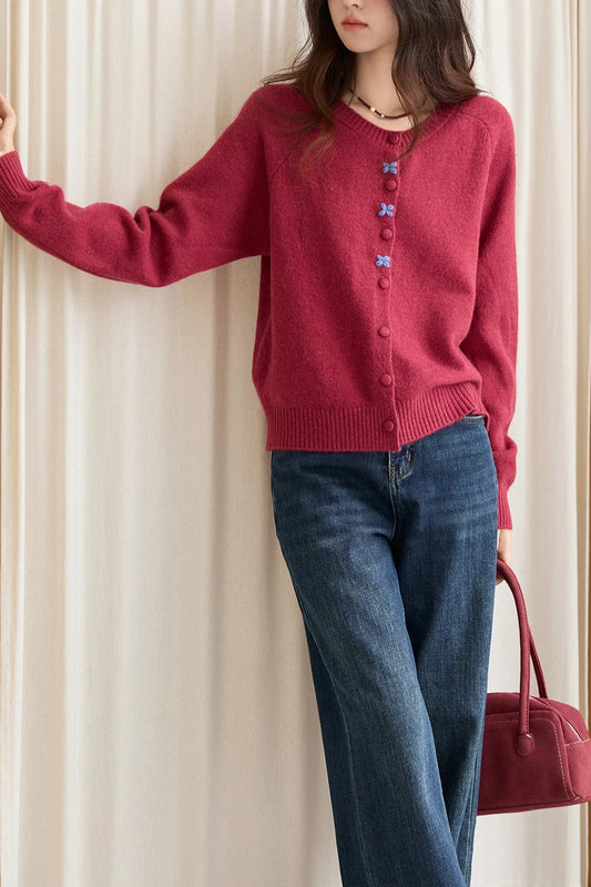 Rundhals-Strickjacke mit bestickter Schnalle und Stickerei