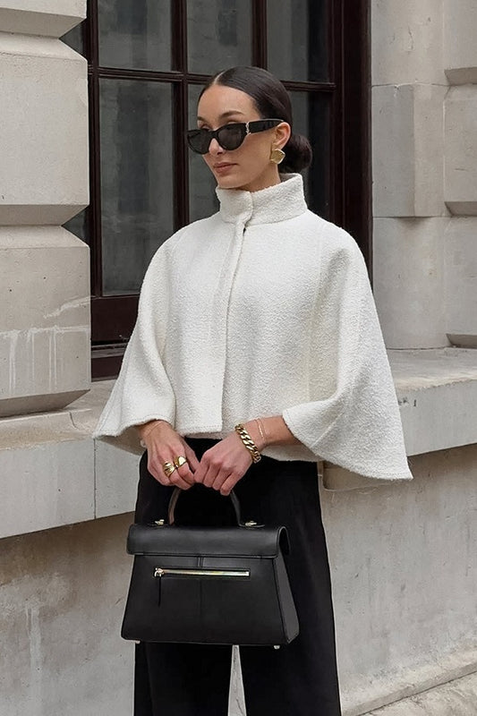 Eleganter, einfarbiger, kurzer Cape-Mantel mit hohem Kragen