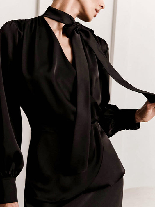 Slim Fit Bluse mit V-Ausschnitt und Krawatte