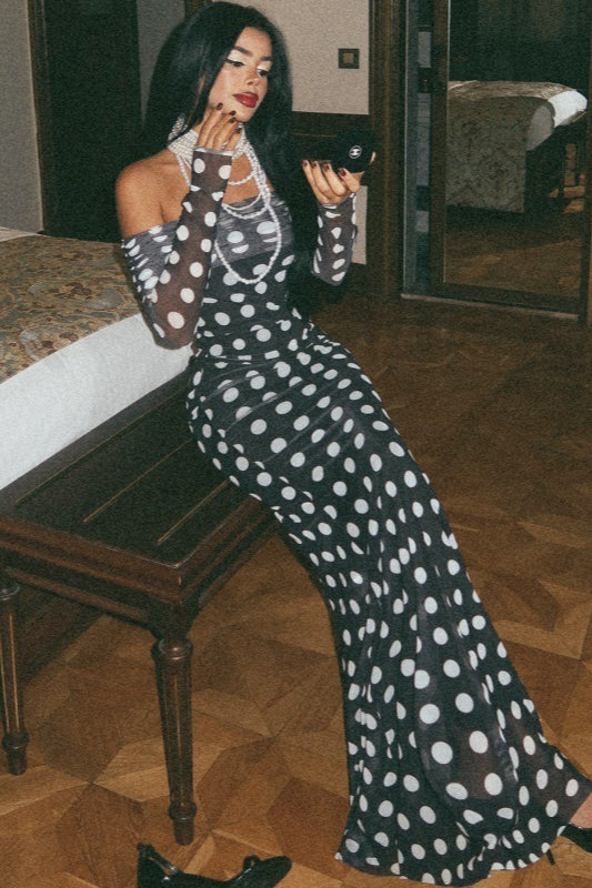 Schulterfreies, langärmliges Maxikleid aus Netzstoff mit Rüschen und Punkten