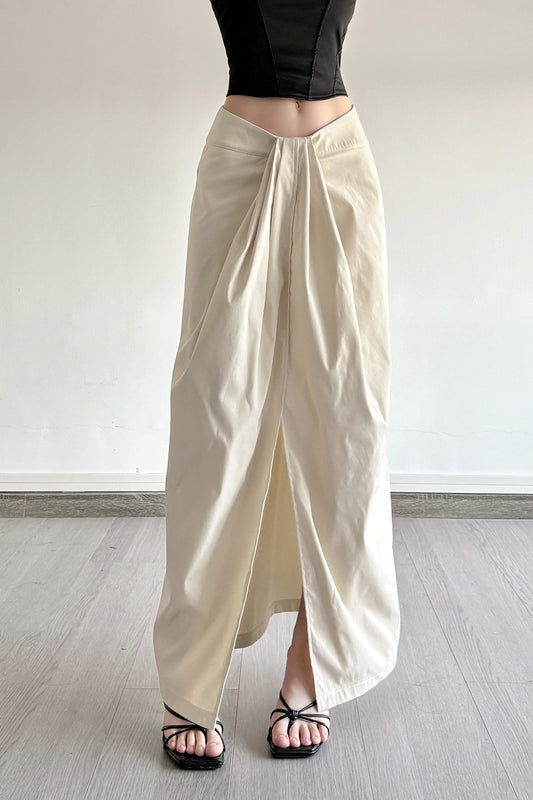 Einfarbiger, figurbetonter Rock mit geknoteter Taille und hohem Schlitz