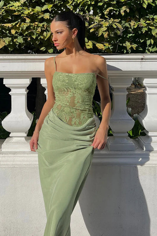 Schmales Spitzen-Maxikleid mit Spaghettiträgern und Rüschen