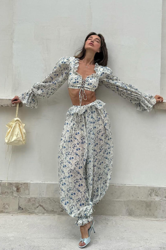 Zweiteiliges Set mit geblümtem, vorn gebundenem, quadratischem Ausschnitt und Rüschen, kurzem Oberteil mit niedriger Taille und Jogginghose