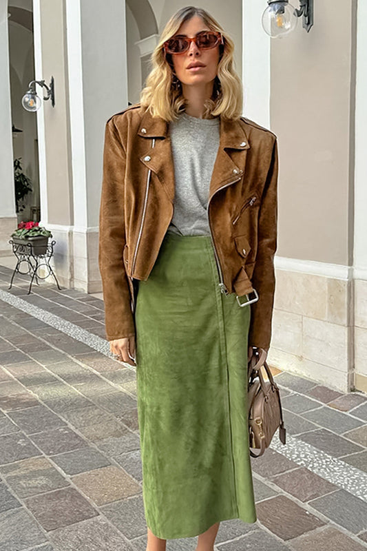 Samtgrüner Midirock mit hoher Taille und Schlitz