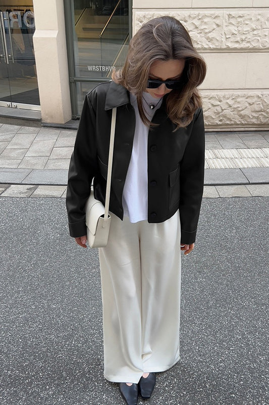 Kurze Lederjacke im Moto-Stil