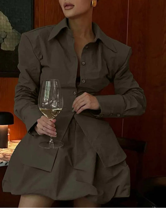 Brauner Nylon-Minirock mit Revers fürs Büro, zweiteiliges Set