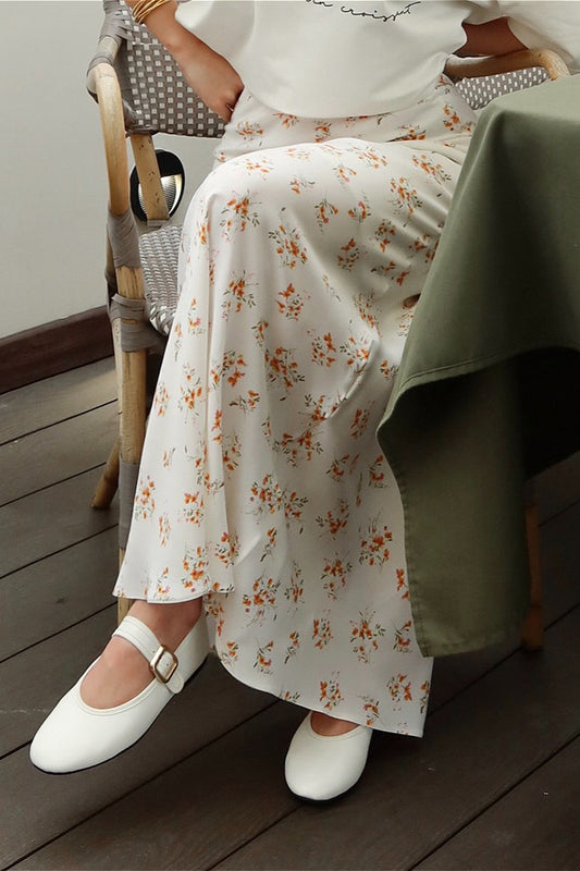 Hochtaillierter Satinrock mit Blumenmuster