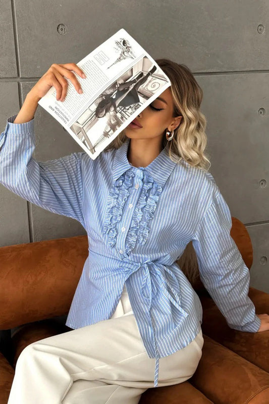 Rüschenbluse mit Streifen und Bindegürtel