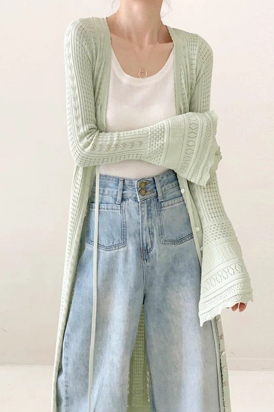 Leichter, hellgrüner Midi-Strickcardigan mit V-Ausschnitt, Glockenärmeln und Schnürung.