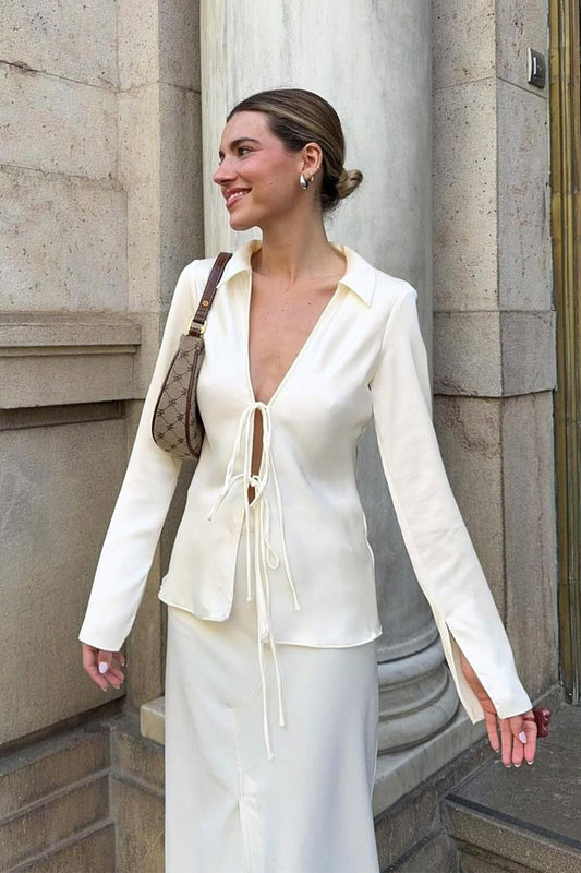 Figurbetonte Bluse aus Satin mit Bindeband vorn