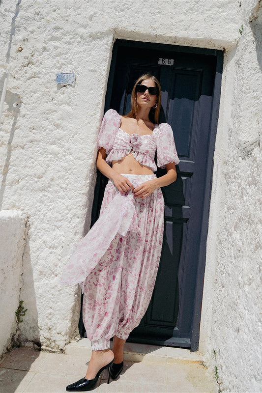 Rosa-weißes florales Oberteil mit Puffärmeln und Laternenhose, zweiteiliges Set