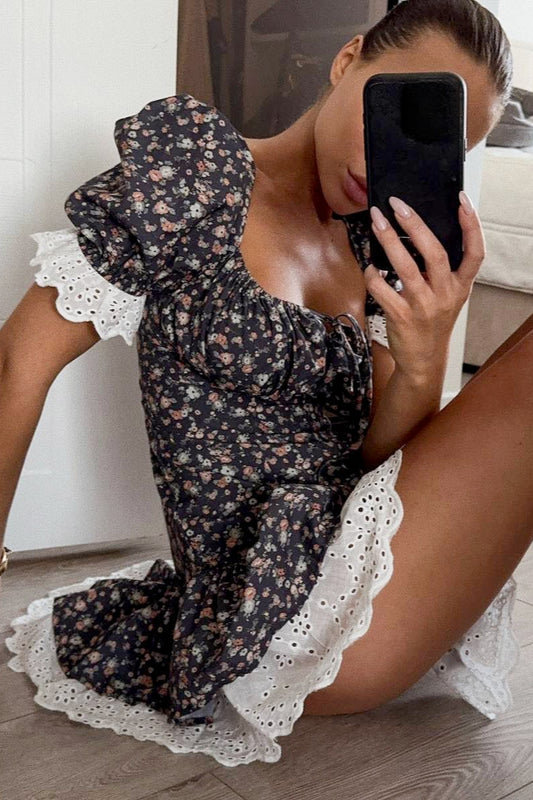 Minikleid mit hohem Bund und Spitzenapplikationen und Blumenmuster