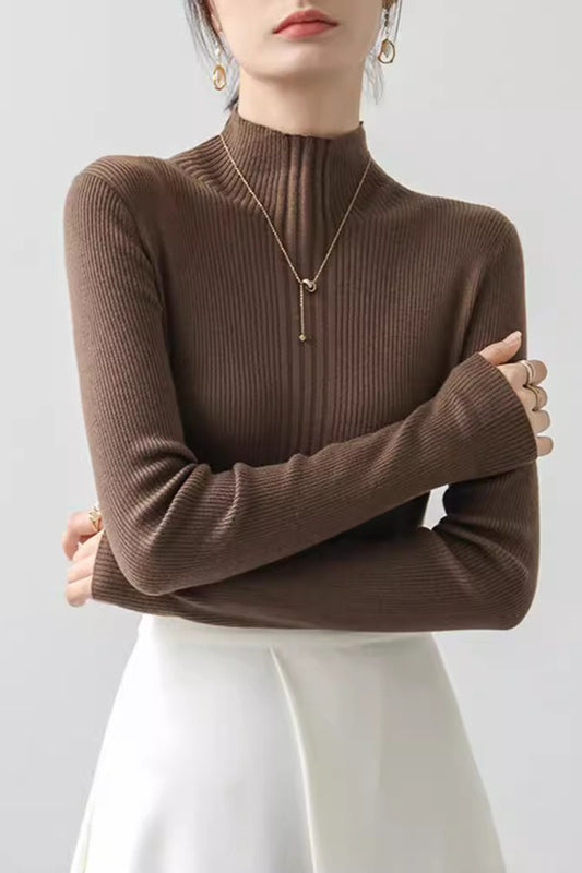 Elegantes aprikosenfarbenes Strickoberteil mit Stehkragen und langen Ärmeln