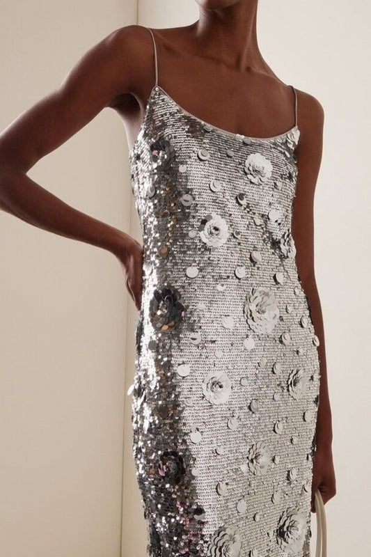 Elegantes Ballkleid mit silbernen Pailletten und 3D-Blumenmuster