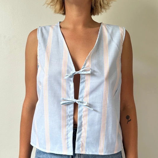 Crop Top mit Spitzen-Camisole und Bindedetail vorne