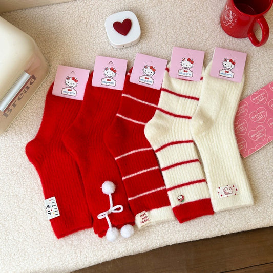 Bestickte rote, wadenlange, kuschelige Socken aus Korallenfleece