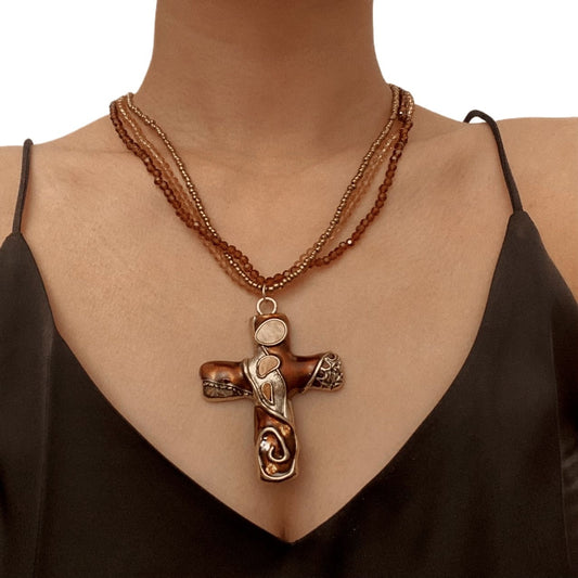 Mehrlagige Perlenkette mit gotischem Kreuz