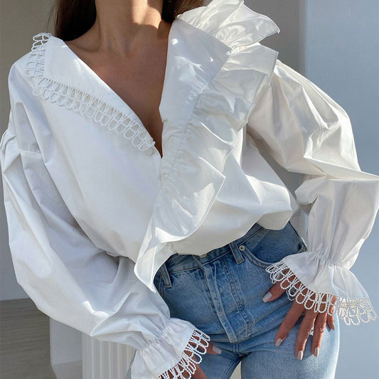 Bluse mit tiefem V-Ausschnitt, Rüschen und Spitzenbesatz