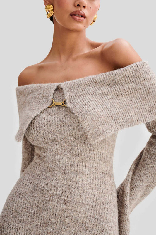 Figurbetontes, schulterfreies Langarm-Strickkleid