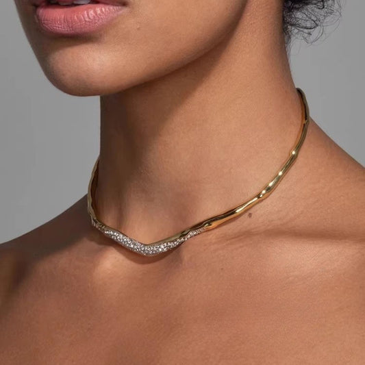 Minimalistische Halskette aus Metall mit unregelmäßigen Lava-Strasssteinen