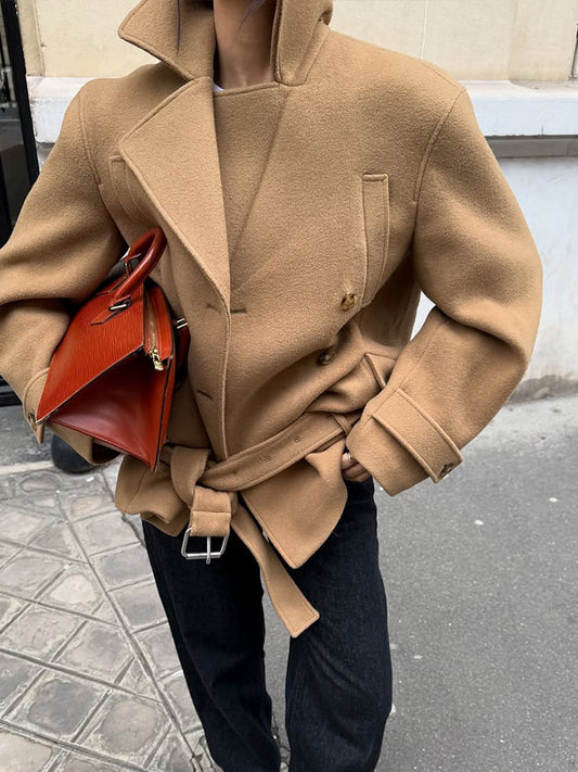 Schlichter, minimalistischer, dicker Mantel mit Bindegürtel