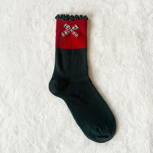 Niedliche, dicke, warme rote Socken mit Cartoon-Motiven