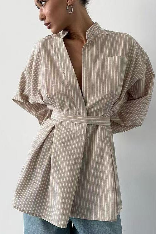 Gestreifte Bluse mit V-Ausschnitt, asymmetrischem Bindegürtel und langen Ärmeln