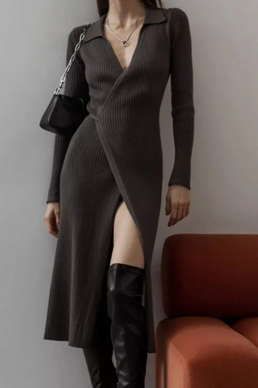 Langärmeliges, einfarbiges Strickkleid mit Gürtel