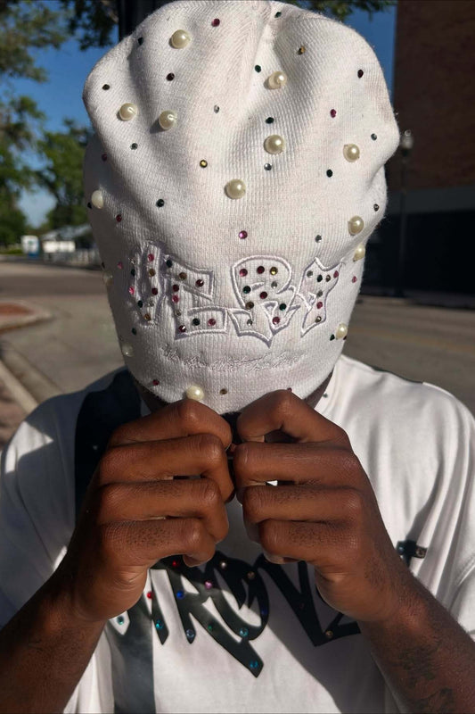 Strickmütze im Street-Style-Stil mit Perlen, Strasssteinen und Buchstaben