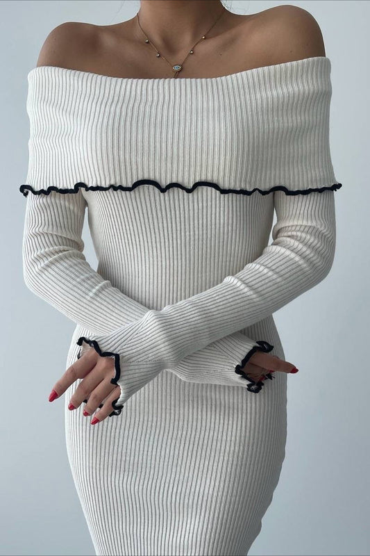 Geripptes, schulterfreies Strickkleid mit Farbblockmuster
