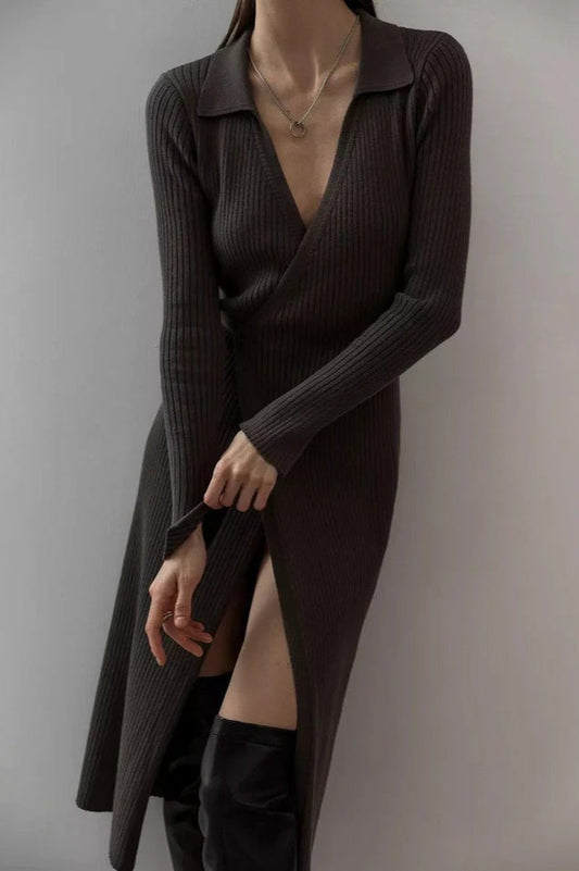 Langärmeliges, einfarbiges Strickkleid mit Gürtel