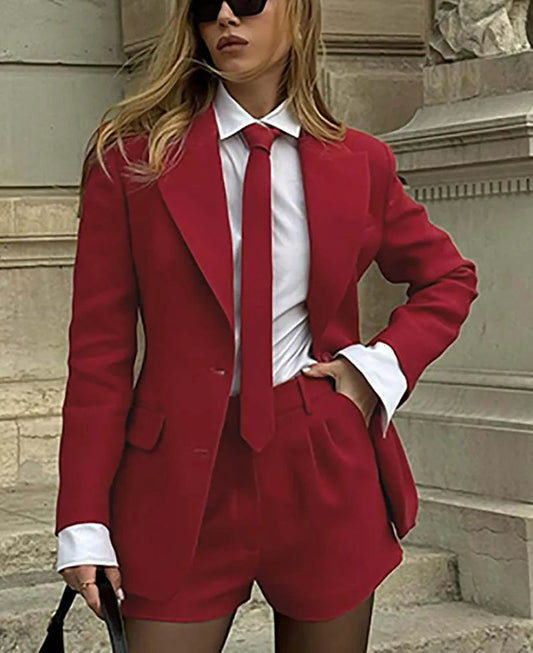 Rote Taschen, Krawattenknopf-Shorts, Büro-Zweiteiler