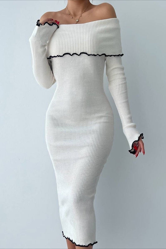 Geripptes, schulterfreies Strickkleid mit Farbblockmuster