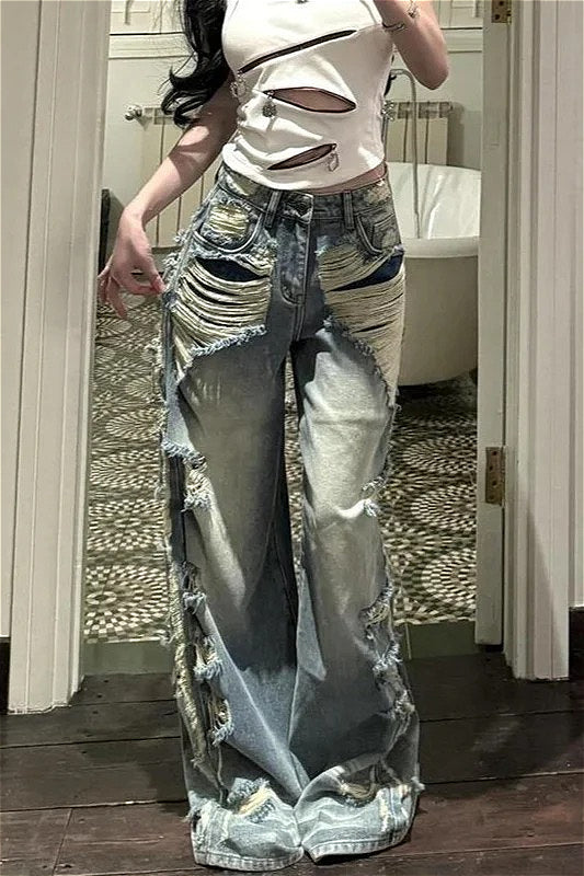 Hellblaue, zerrissene Jeans mit hoher Taille und weitem Bein