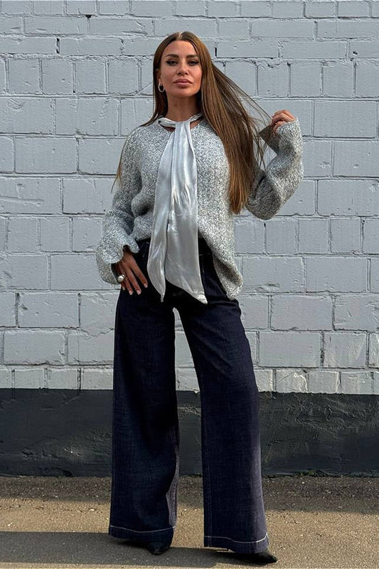 Schimmernde, weiche Satinbluse mit Glockenärmeln