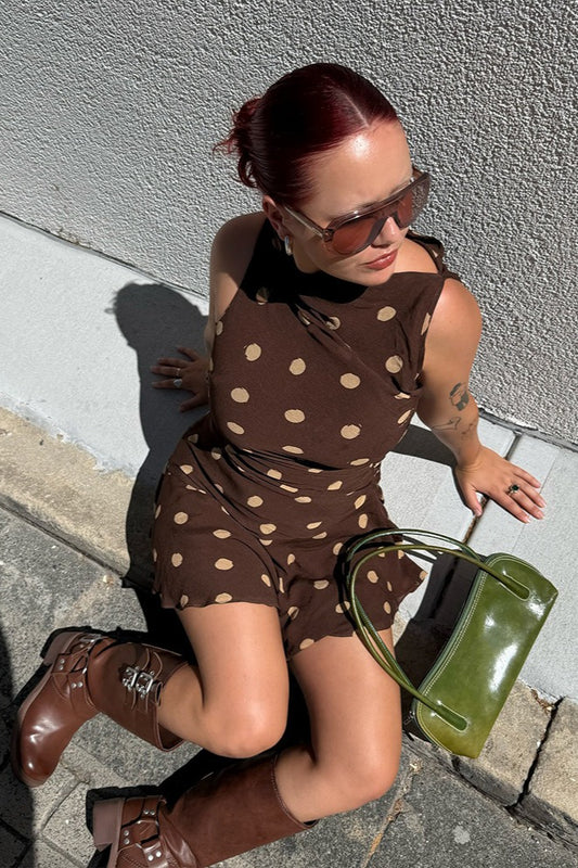 Gepunktetes, figurbetontes Minikleid mit Rüschen