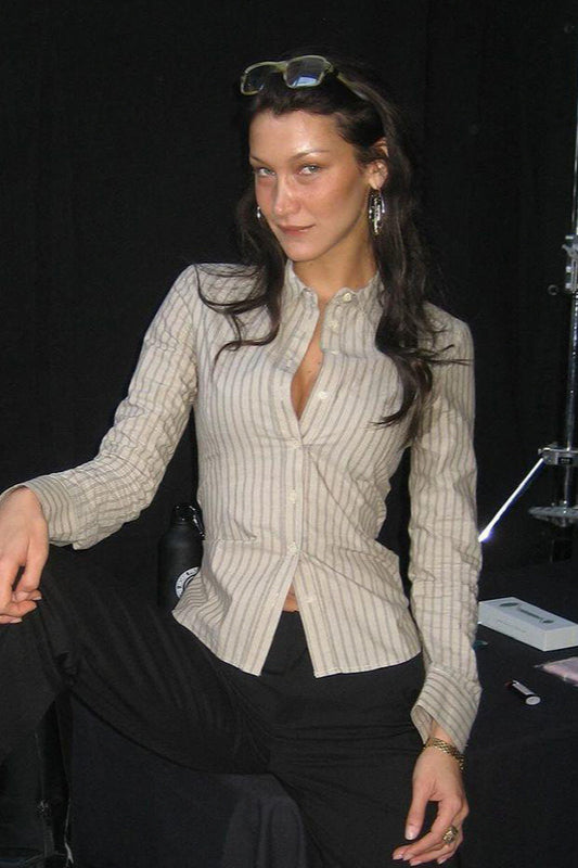 Elegante, gestreifte, taillierte Bluse mit regulärer Schulterpartie.