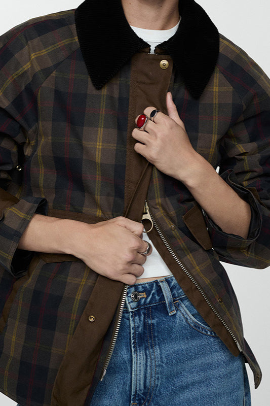 Mantel mit kariertem Kunstpelzkragen, Reißverschluss und Zierknöpfen