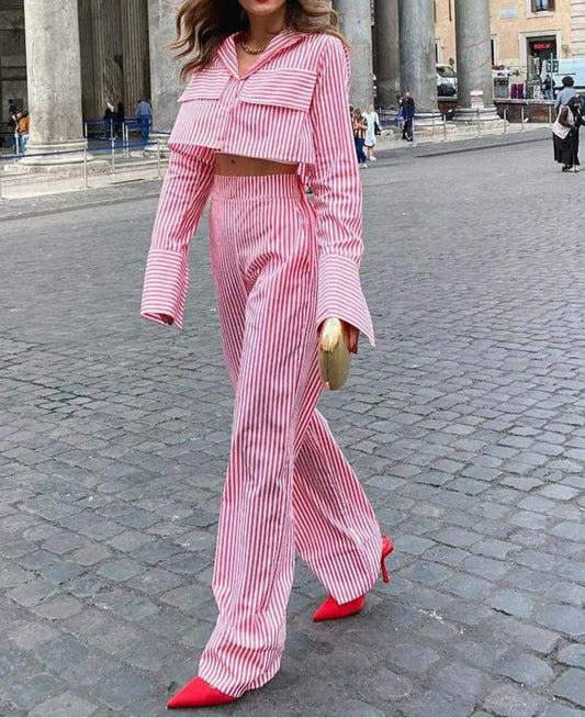 Zweiteiliges Set mit roten, bedruckten Taschen und kurzen Hosen fürs Büro