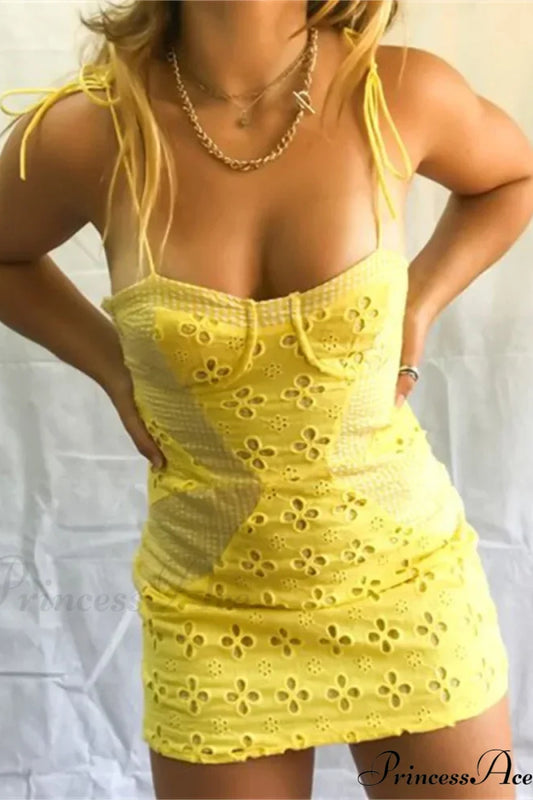 Gelbes Minikleid mit Strumpfhaltern und Blumenmuster
