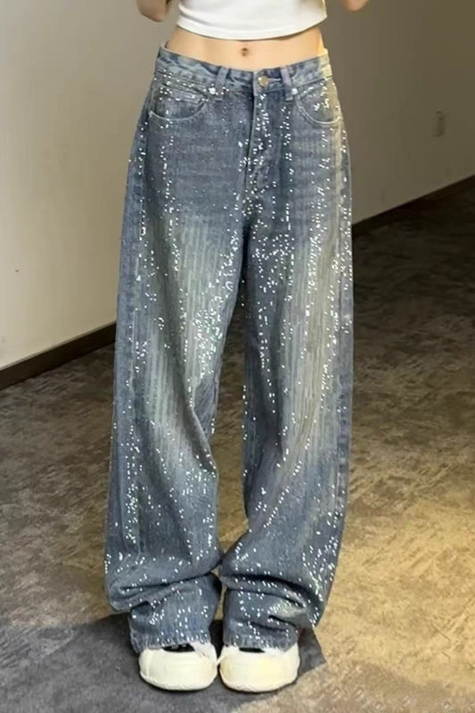 Glitzernde, mit Strasssteinen besetzte, gewaschene, locker sitzende Jeans mit weitem Bein